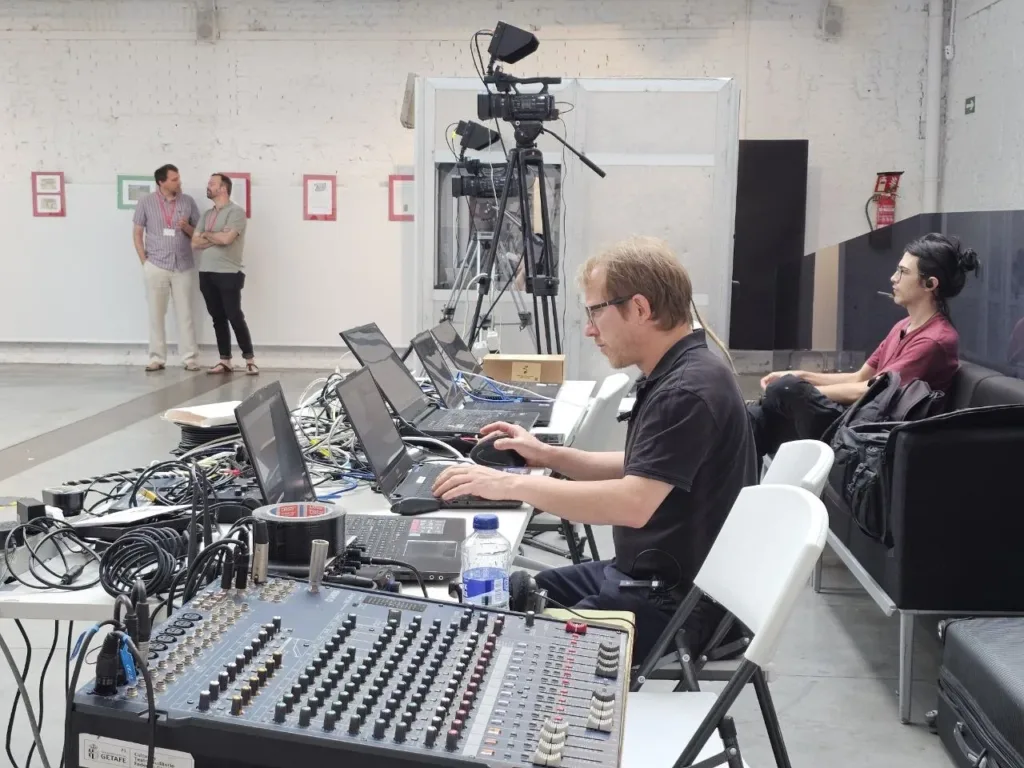 Técnico de sonido en la mesa de mezclas durante un evento